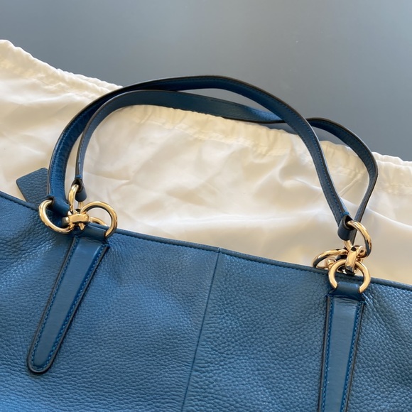 COACH leather shoulder bag in great condition, perfect for spring and summer - Picture 8 of 8